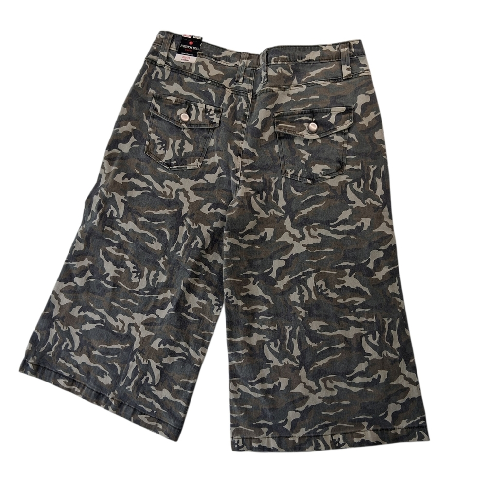 Fashion Bug Women's Gaucho Stretch Camo Shorts Size 16 Olive Green